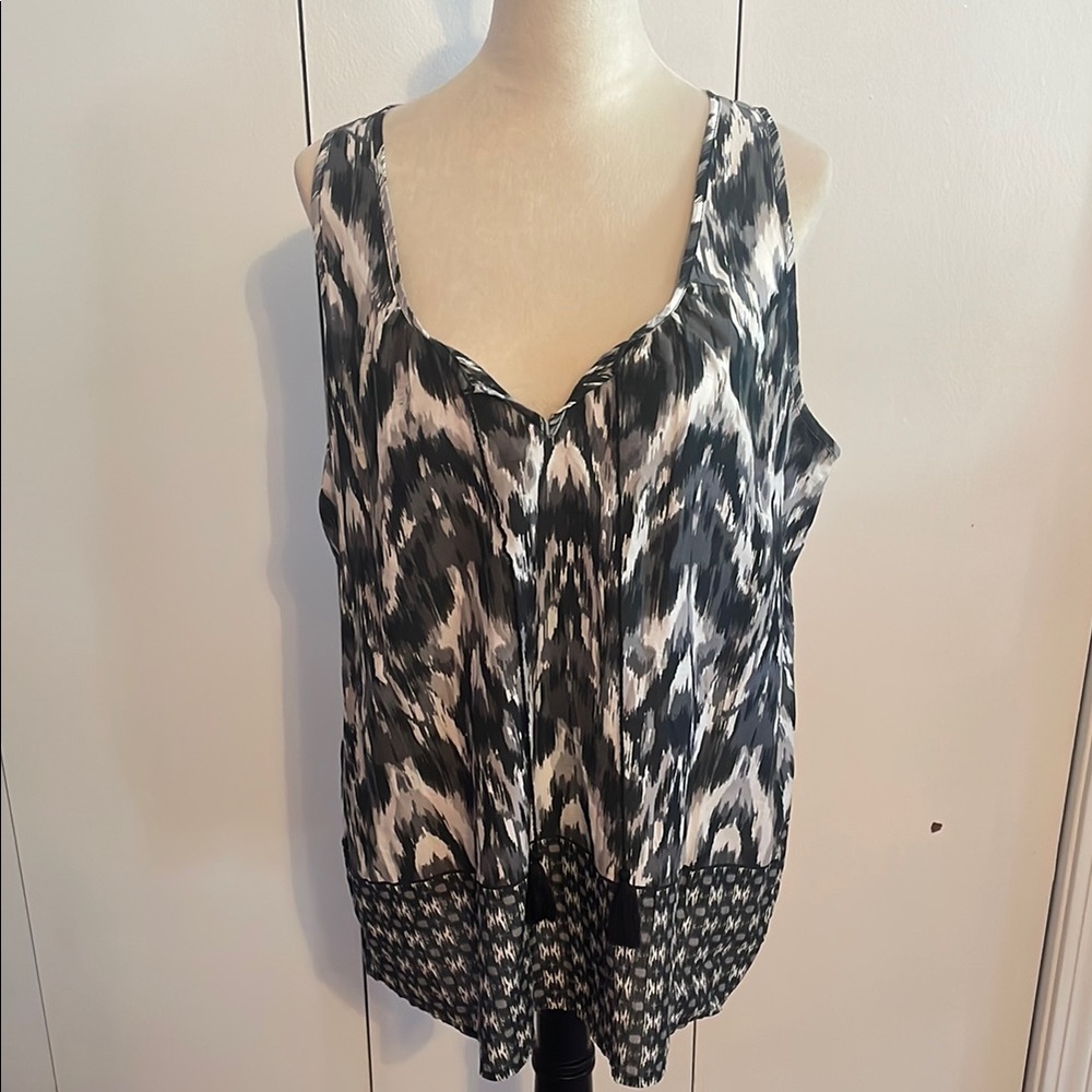 Faded Glory Black and White Asymmetrical Tie Front Tank Top